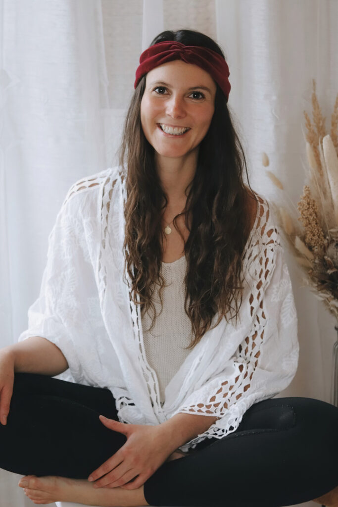 Katja Deniffel ist Sozialpädagogin (B.A.), Yogalehrerin (500h), Doterra Öle Beraterin, Expertin für spirituelle und persönliche Weiterentwicklung und Mentorin für deine transformative Reise.